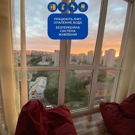 Large 2 Room Apartment With A Beautiful View 2 Min Metro Chernigivska キエフ エクステリア 写真