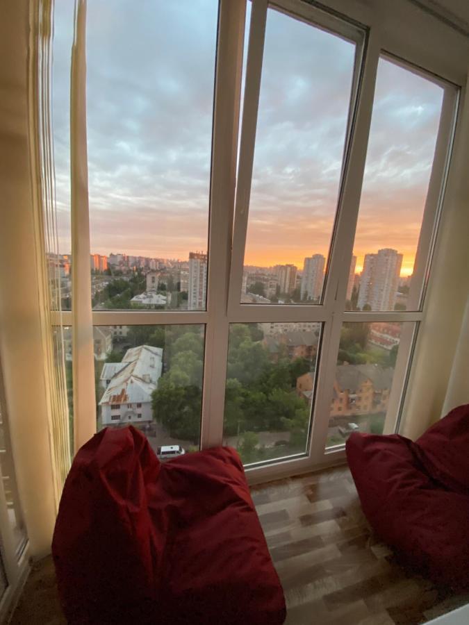 Large 2 Room Apartment With A Beautiful View 2 Min Metro Chernigivska キエフ エクステリア 写真