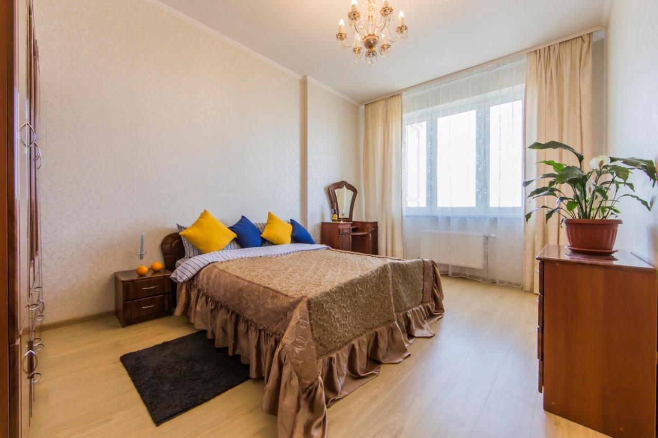 Large 2 Room Apartment With A Beautiful View 2 Min Metro Chernigivska キエフ エクステリア 写真