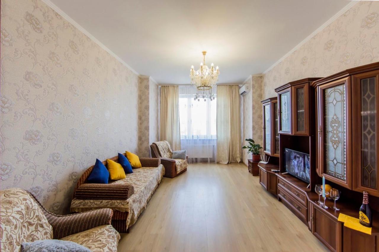 Large 2 Room Apartment With A Beautiful View 2 Min Metro Chernigivska キエフ エクステリア 写真