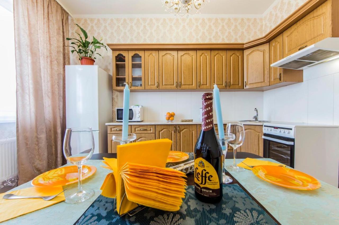 Large 2 Room Apartment With A Beautiful View 2 Min Metro Chernigivska キエフ エクステリア 写真
