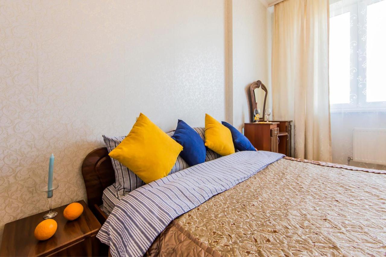 Large 2 Room Apartment With A Beautiful View 2 Min Metro Chernigivska キエフ エクステリア 写真
