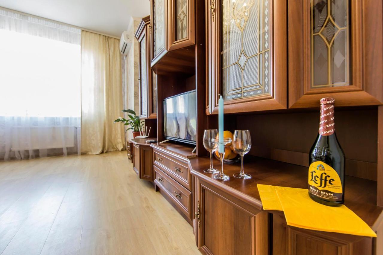 Large 2 Room Apartment With A Beautiful View 2 Min Metro Chernigivska キエフ エクステリア 写真