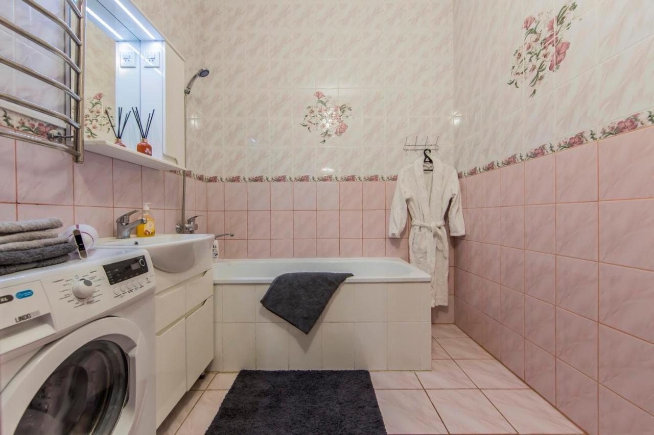 Large 2 Room Apartment With A Beautiful View 2 Min Metro Chernigivska キエフ エクステリア 写真