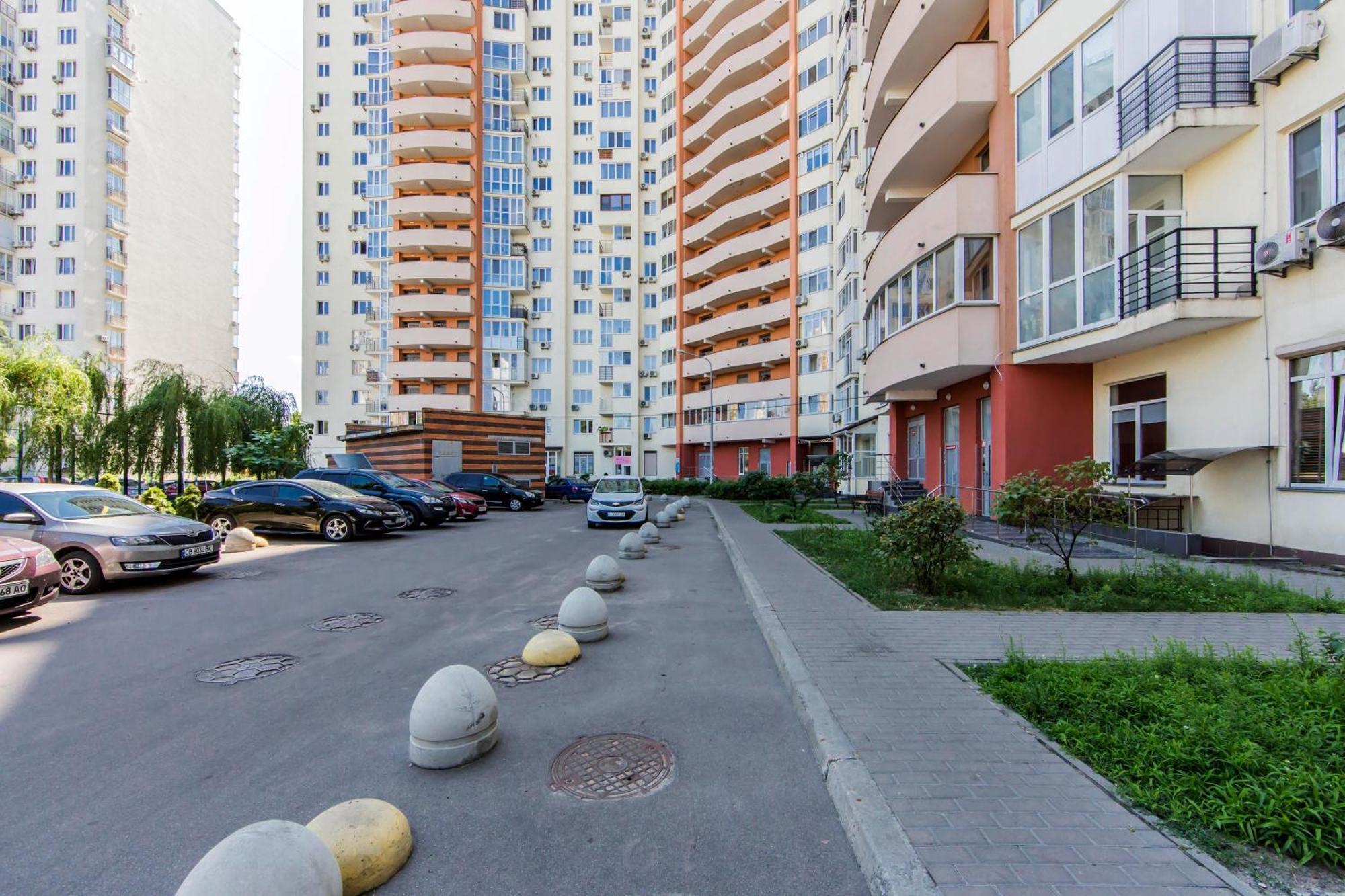 Large 2 Room Apartment With A Beautiful View 2 Min Metro Chernigivska キエフ エクステリア 写真